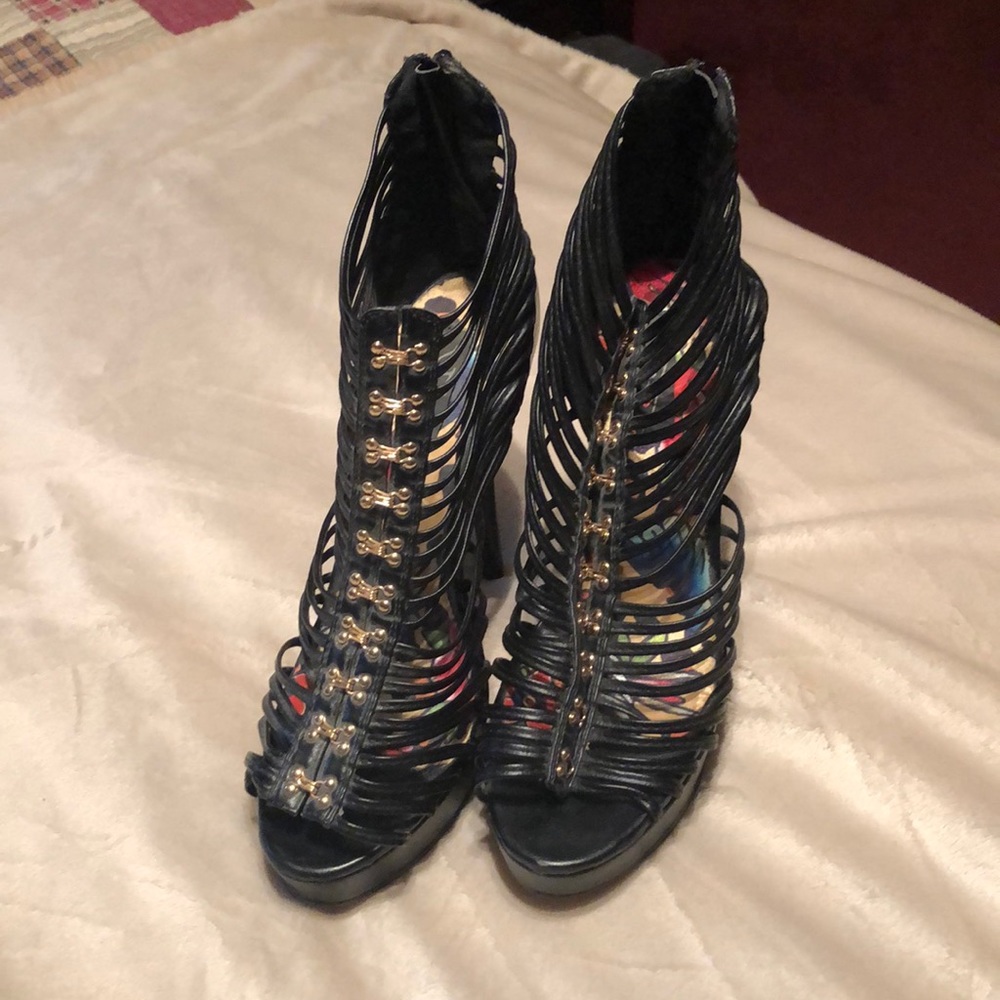 5 in high heeled shoes with 1 in platform front.